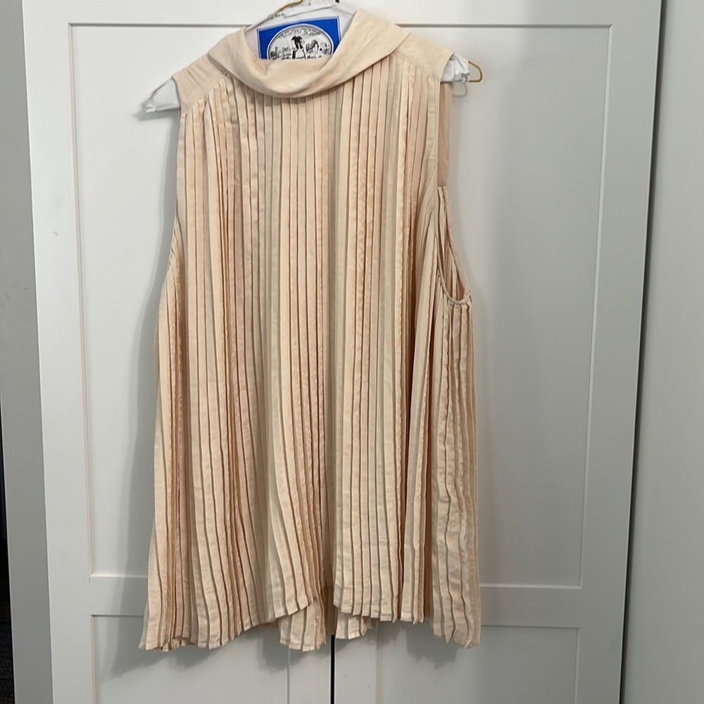 Banana Republic pleated top. Never worn.